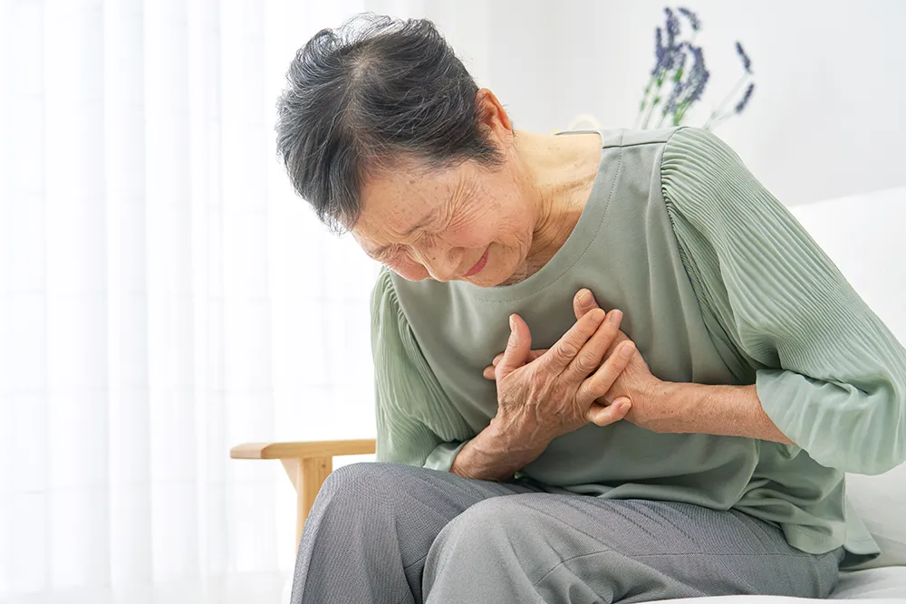 胸やけを覚えるシニア女性